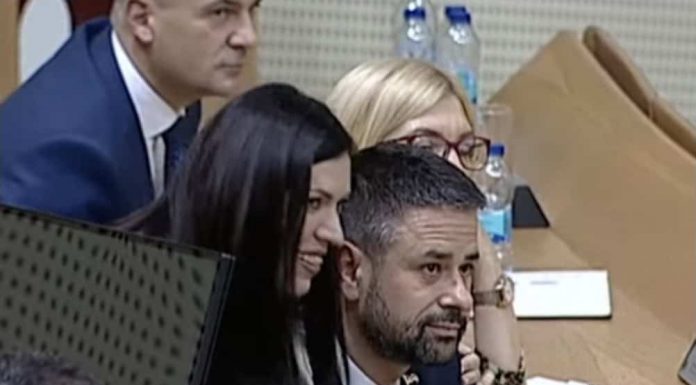 Bizarne scene u Parlamentu BiH: Ko je kome sjedio u krilu