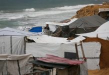 Gaza na ivici preživljavanja: Palestinske porodice smrzavaju se u poplavljenim šatorima Gaza na ivici preživljavanja: Palestinske porodice smrzavaju se u poplavljenim šatorima - featured image