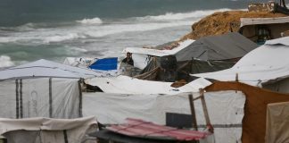 Gaza na ivici preživljavanja: Palestinske porodice smrzavaju se u poplavljenim šatorima - featured image