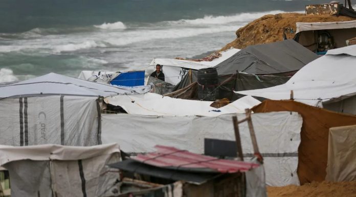Gaza na ivici preživljavanja: Palestinske porodice smrzavaju se u poplavljenim šatorima Gaza na ivici preživljavanja: Palestinske porodice smrzavaju se u poplavljenim šatorima - featured image
