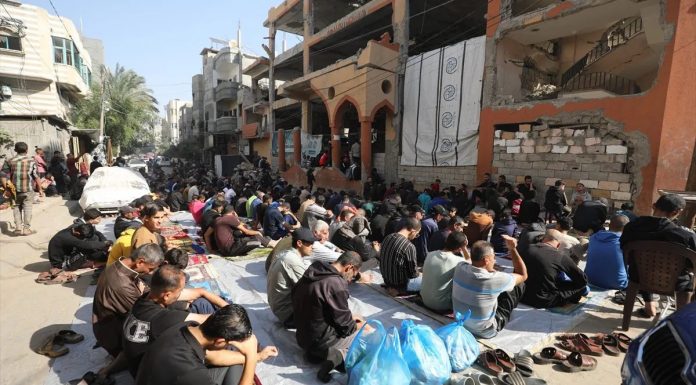 Vjernici klanjali džuma-namaz na ruševinama u Pojasu Gazu - featured image