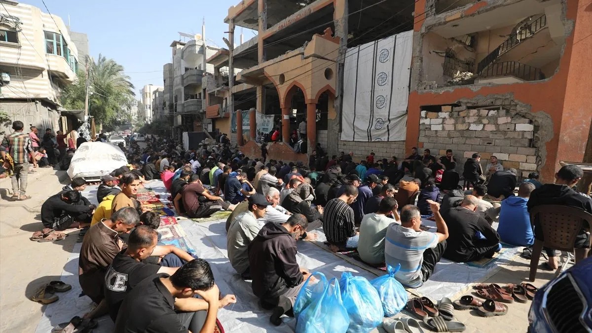 Vjernici klanjali džuma-namaz na ruševinama u Pojasu Gazu - featured image