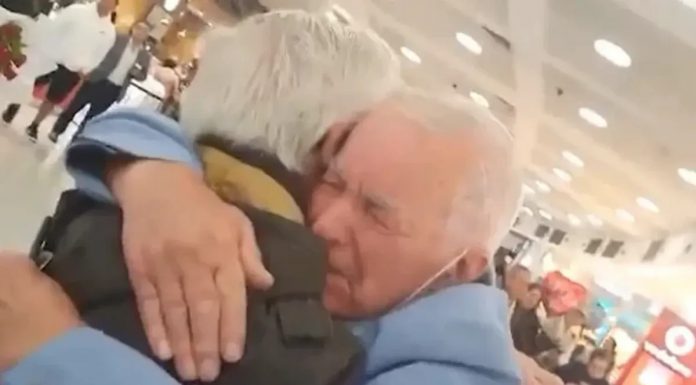 Braća bila razdvojena od malena, sreli se poslije 77 godina: Zbog snimka susreta plače čitav svijet Braća bila razdvojena od malena, sreli se poslije 77 godina: Zbog snimka susreta plače čitav svijet - featured image