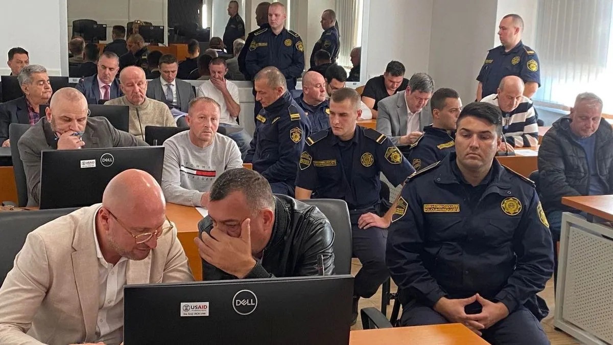 Novi detalji užasa u Tuzli: Djevojčice predstavljali kao konobarice zbog prostitucije - featured image Novi detalji užasa u Tuzli: Djevojčice predstavljali kao konobarice zbog prostitucije - featured image