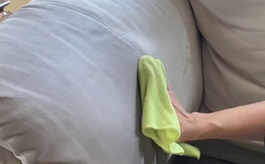 Efikasno očistite mrlje na kauču: Potrebna su samo dva sastojka - featured image