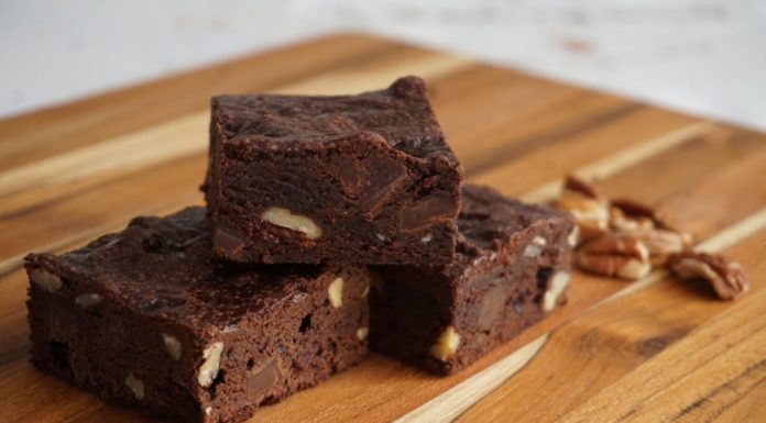 Jednostavno, brzo i jeftino: Recept za čokoladne kocke koje se tope u ustima Jednostavno, brzo i jeftino: Recept za čokoladne kocke koje se tope u ustima - featured image