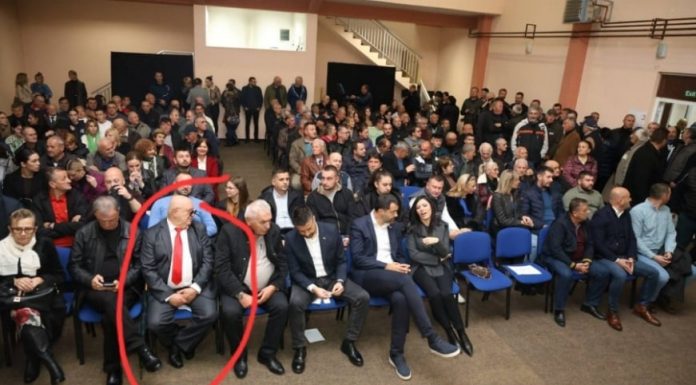 Sjena jezivog zločina: Pogledajte kakav monstrum sjedi ‘rame uz rame’ sa SNSD-ovcima Sjena jezivog zločina: Pogledajte kakav monstrum sjedi 'rame uz rame' sa SNSD-ovcima - featured image