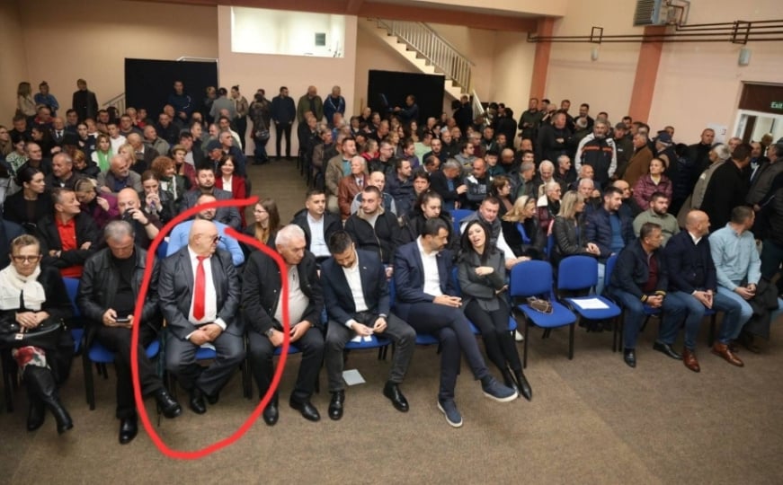 Sjena jezivog zločina: Pogledajte kakav monstrum sjedi 'rame uz rame' sa SNSD-ovcima - featured image Sjena jezivog zločina: Pogledajte kakav monstrum sjedi 'rame uz rame' sa SNSD-ovcima - featured image