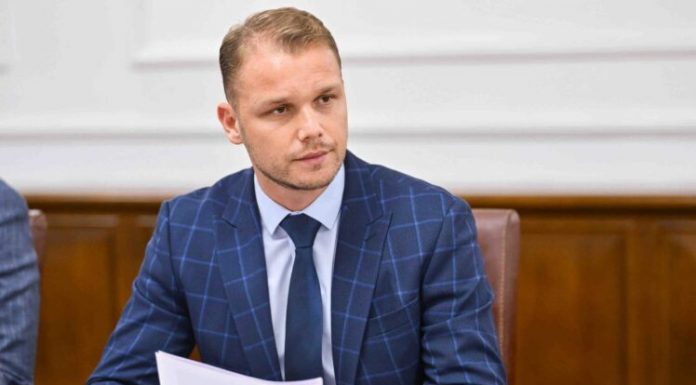 Stanivuković “DODIK TVITUJE – DIREKTORI LETE! Ovo je DRŽAVNI UDAR u režiji jednog čovjeka!! - featured image