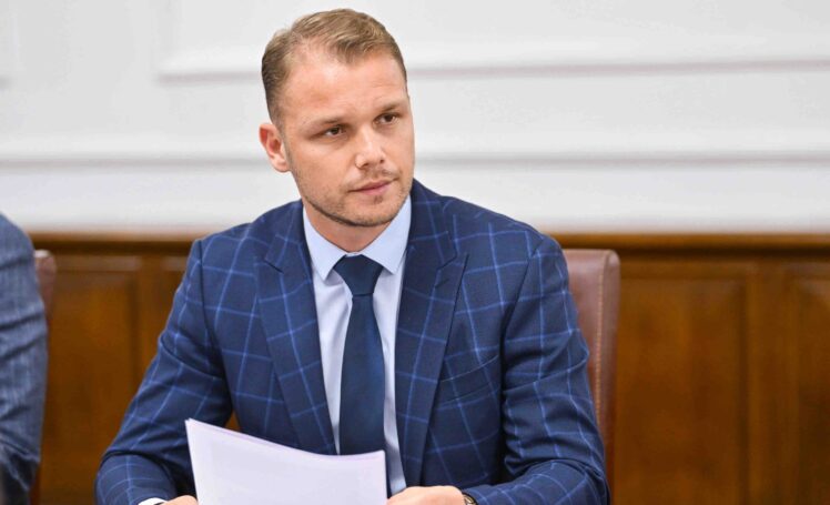 Stanivuković “DODIK TVITUJE – DIREKTORI LETE! Ovo je DRŽAVNI UDAR u režiji jednog čovjeka!! - featured image Stanivuković “DODIK TVITUJE – DIREKTORI LETE! Ovo je DRŽAVNI UDAR u režiji jednog čovjeka!! - featured image