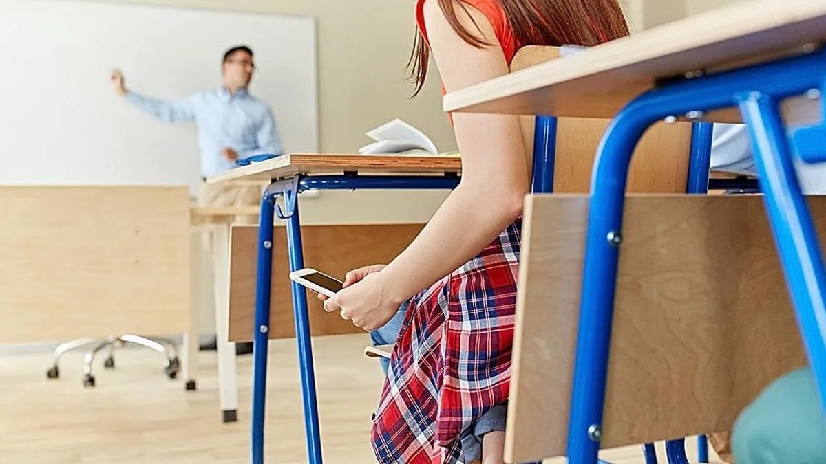 Treba li zabraniti mobitele u školama? Sve više škola u BiH uvodi pravila, roditelji i učenici podij - featured image