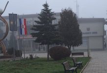 “Dupli aršini”: Dok se zastava s ljiljanima zabranjuje, u Novom Travniku se vijore zastave HVO "Dupli aršini": Dok se zastava s ljiljanima zabranjuje, u Novom Travniku se vijore zastave HVO - featured image