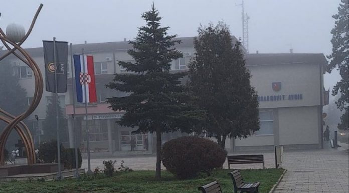 “Dupli aršini”: Dok se zastava s ljiljanima zabranjuje, u Novom Travniku se vijore zastave HVO "Dupli aršini": Dok se zastava s ljiljanima zabranjuje, u Novom Travniku se vijore zastave HVO - featured image