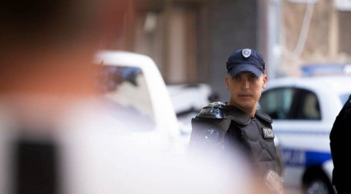 DRAMA U CENTRU BEOGRADA: Djevojka iz BiH nožem napala policajca, on je ranio u nogu - featured image