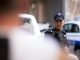 DRAMA U CENTRU BEOGRADA: Djevojka iz BiH nožem napala policajca, on je ranio u nogu - featured image