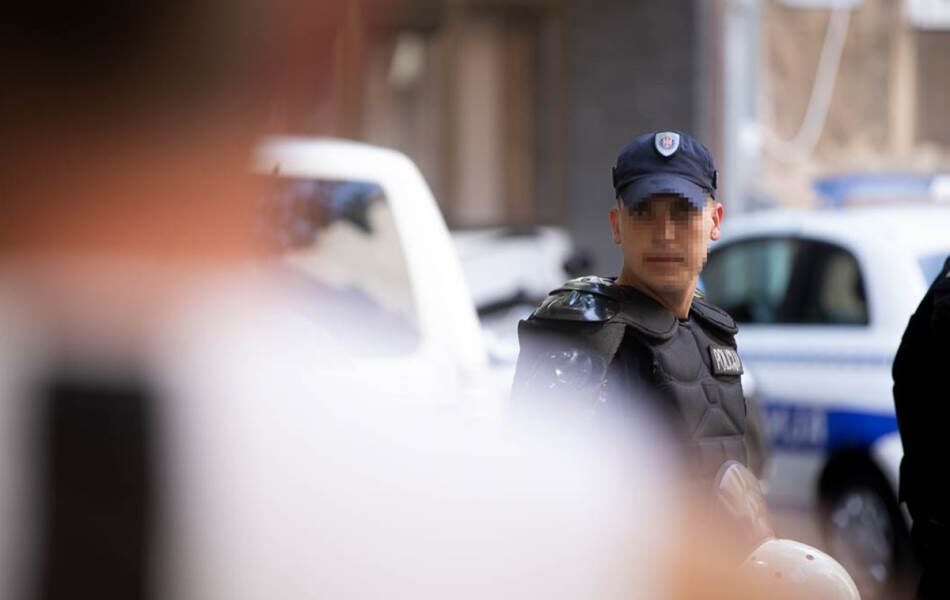 DRAMA U CENTRU BEOGRADA: Djevojka iz BiH nožem napala policajca, on je ranio u nogu - featured image DRAMA U CENTRU BEOGRADA: Djevojka iz BiH nožem napala policajca, on je ranio u nogu - featured image