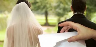 Koverte na svadbama su prošlost? Pogledajte kako su na ovoj svadbi darovali mladence - featured image