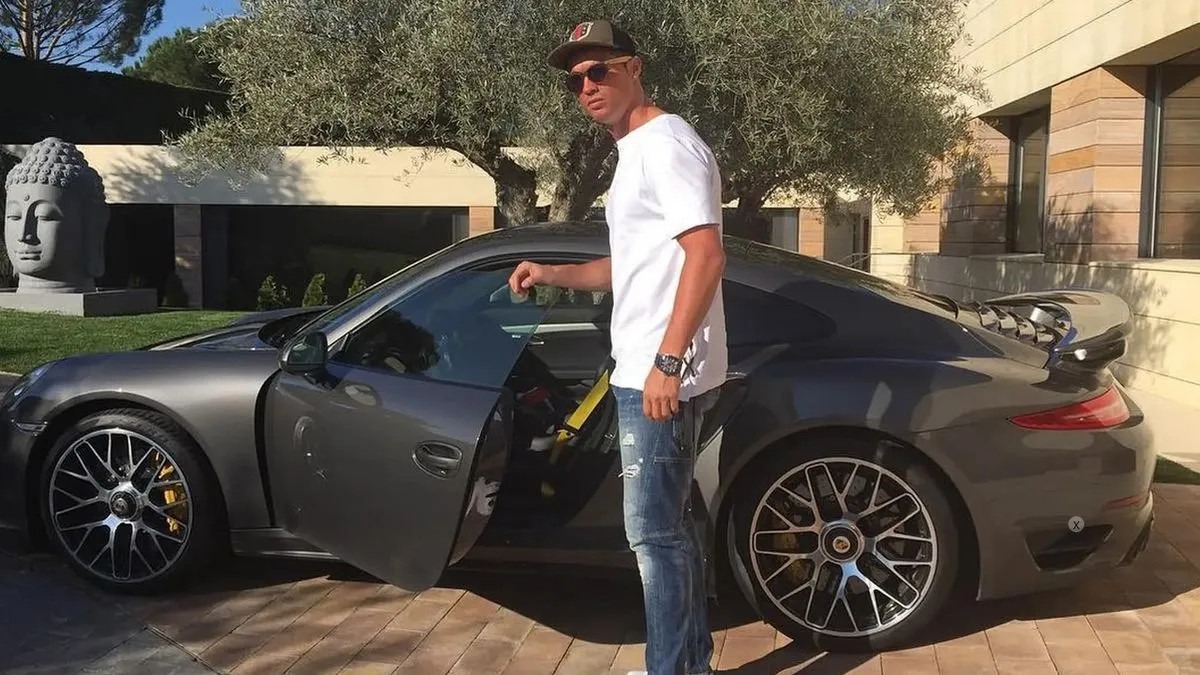 Zavirite u Ronaldovu garažu: Zaljubljen je u jurilice, a platio ih je papreno - featured image