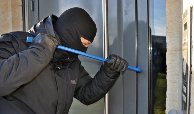 OPLJAČKAO STAN PA ZASPAO U NJEMU, vlasnica ga tako zatekla - featured image OPLJAČKAO STAN PA ZASPAO U NJEMU, vlasnica ga tako zatekla - featured image