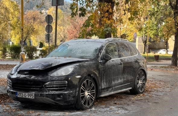 Pogledajte kako izgleda zapaljeni Porsche tuzlanskog policajca - featured image