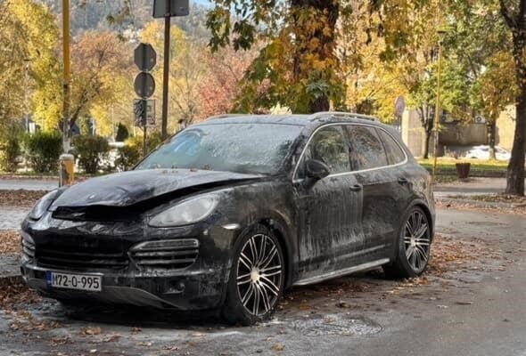 Pogledajte kako izgleda zapaljeni Porsche tuzlanskog policajca - featured image