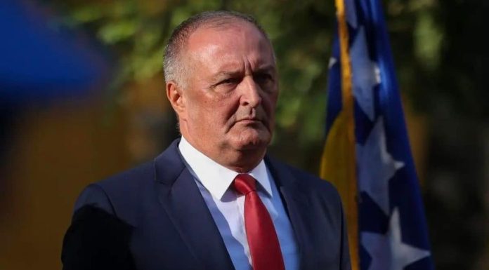 Vučić i ‘Sarajevo Safari’ | Helez oštro poručio: “Nema pomirenja dok je monstrum na čelu Srbije” Vučić i 'Sarajevo Safari' | Helez oštro poručio: "Nema pomirenja dok je monstrum na čelu Srbije" - featured image