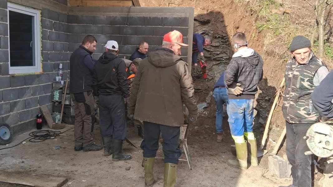 Porodici iz Fojnice klizište oštetilo kuću: Komšije i prijatelji pomogli u čišćenju - featured image