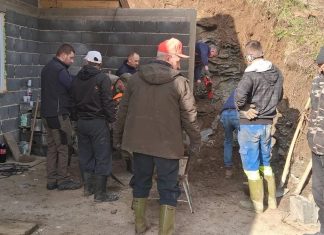 Porodici iz Fojnice klizište oštetilo kuću: Komšije i prijatelji pomogli u čišćenju Porodici iz Fojnice klizište oštetilo kuću: Komšije i prijatelji pomogli u čišćenju - featured image