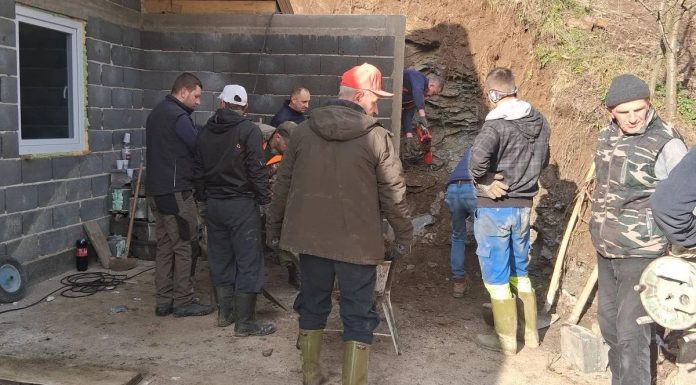 Porodici iz Fojnice klizište oštetilo kuću: Komšije i prijatelji pomogli u čišćenju Porodici iz Fojnice klizište oštetilo kuću: Komšije i prijatelji pomogli u čišćenju - featured image