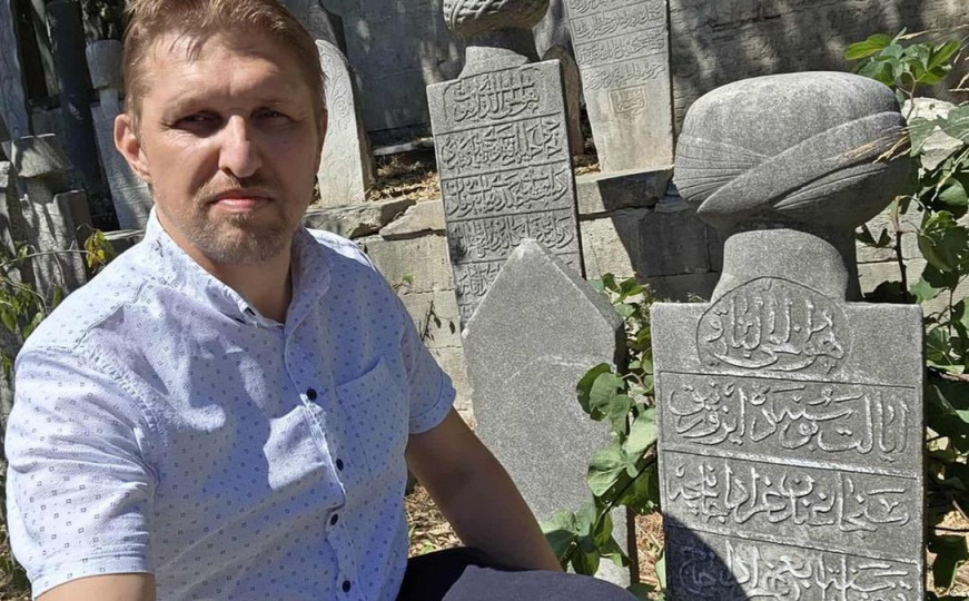 Zmaj od Bosne pod turskim nebom: Sve više Bosanaca i Hercegovaca dolazi na njegov mezar - featured image Zmaj od Bosne pod turskim nebom: Sve više Bosanaca i Hercegovaca dolazi na njegov mezar - featured image