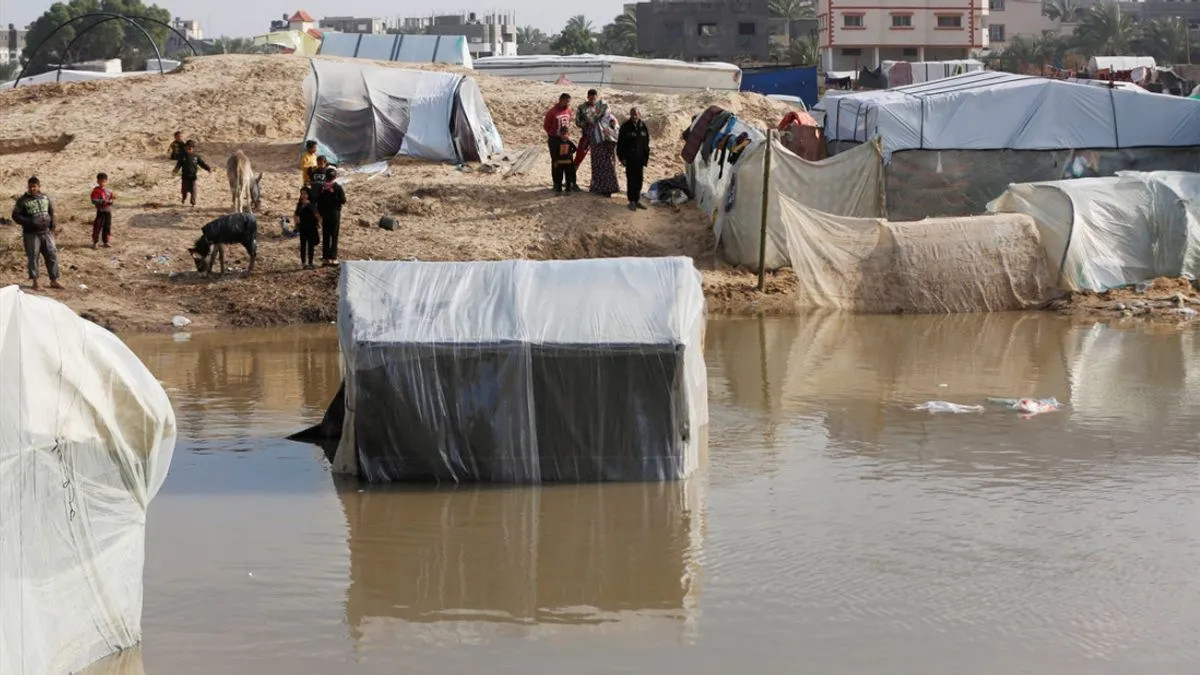 Obilne kiše poplavile bolnicu u Gazi, hiljade šatora pod vodom - featured image