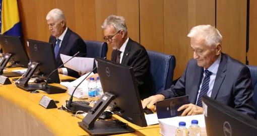 Šta se dešava u državnom parlamentu: Ide li Špirić u kontru Amidžiću i Košarcu? - featured image Šta se dešava u državnom parlamentu: Ide li Špirić u kontru Amidžiću i Košarcu? - featured image