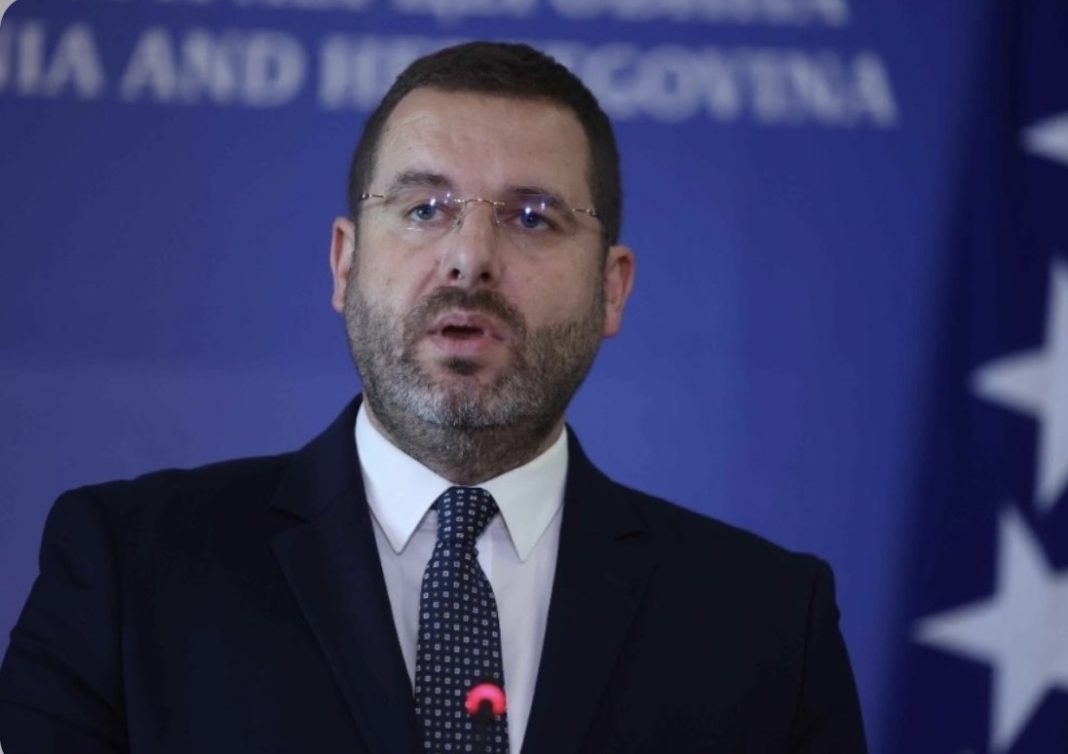 SRAMOTNO: KOVAČEVIĆ UPOREDIO ALIJU IZETBEGOVIĆA S HITLEROM - featured image SRAMOTNO: KOVAČEVIĆ UPOREDIO ALIJU IZETBEGOVIĆA S HITLEROM - featured image