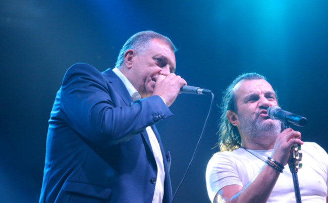 Aca Lukas javno napao Dodika: “Ti si izdajnik, prodao si i mene i Vučića” - featured image Aca Lukas javno napao Dodika: “Ti si izdajnik, prodao si i mene i Vučića” - featured image