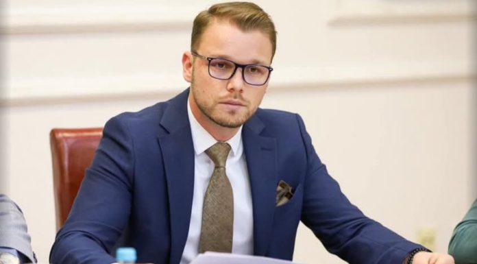 Stanivuković poručio Dodiku: Godinama se skrivaš iza naroda – danas ti više niko ne vjeruje! Stanivuković poručio Dodiku: Godinama se skrivaš iza naroda – danas ti više niko ne vjeruje! - featured image