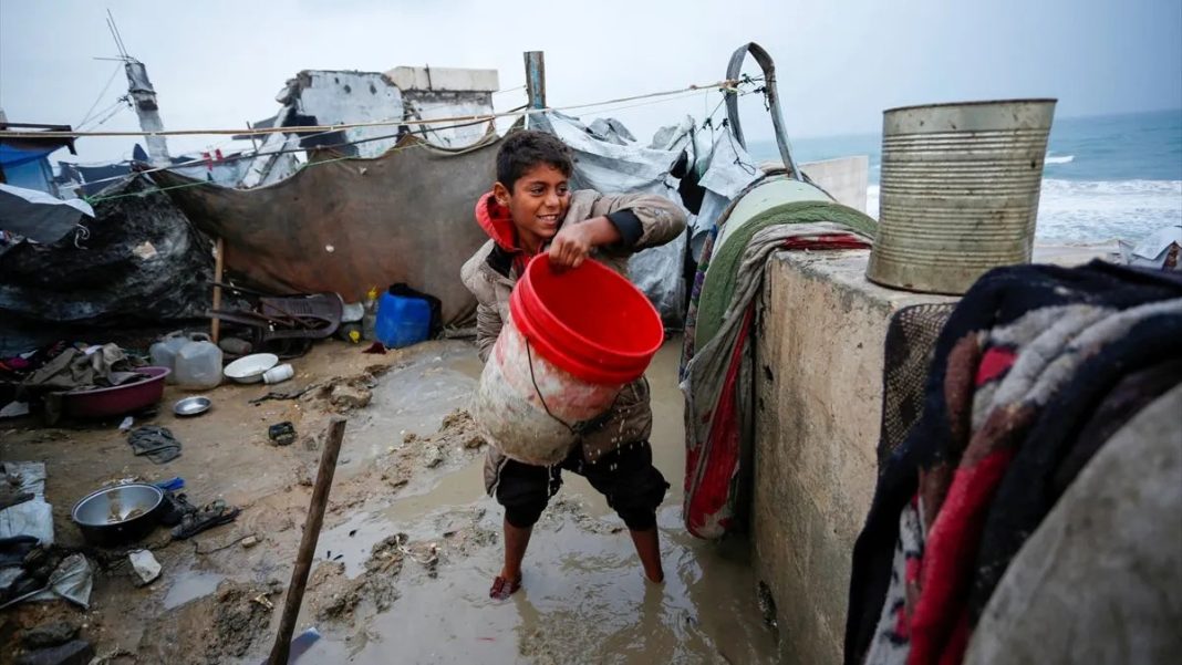 Kako djeca ovo mogu izdržati: Stotine hiljada raseljenih u Gazi u opasnosti od poplava - featured image