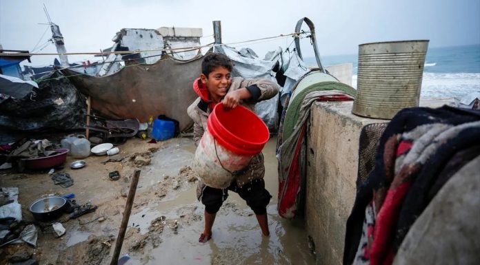 Kako djeca ovo mogu izdržati: Stotine hiljada raseljenih u Gazi u opasnosti od poplava Kako djeca ovo mogu izdržati: Stotine hiljada raseljenih u Gazi u opasnosti od poplava - featured image