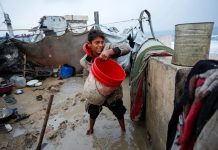 Kako djeca ovo mogu izdržati: Stotine hiljada raseljenih u Gazi u opasnosti od poplava Kako djeca ovo mogu izdržati: Stotine hiljada raseljenih u Gazi u opasnosti od poplava - featured image