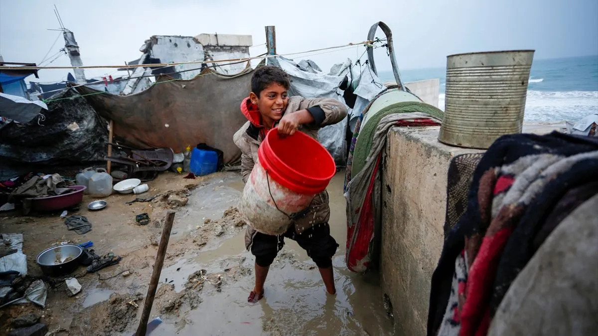 Kako djeca ovo mogu izdržati: Stotine hiljada raseljenih u Gazi u opasnosti od poplava - featured image Kako djeca ovo mogu izdržati: Stotine hiljada raseljenih u Gazi u opasnosti od poplava - featured image