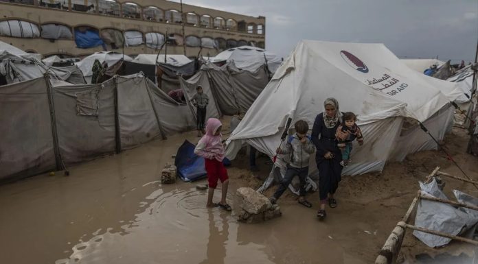 Smrtna opasnost u šatorima: Snažne kiše uništile domove raseljenih u Pojasu Gaze Smrtna opasnost u šatorima: Snažne kiše uništile domove raseljenih u Pojasu Gaze - featured image