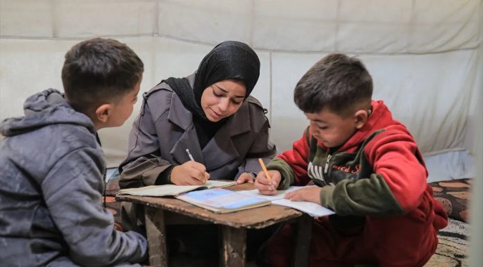 U izraelskom napadu ostali bez roditelja: Negam brine o petero braće i sestara u Gazi U izraelskom napadu ostali bez roditelja: Negam brine o petero braće i sestara u Gazi - featured image