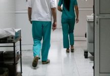 Neprimjeren odnos ljekara: Mlada majka umjesto terapije dobila savjet da temperaturu skida krompirom Neprimjeren odnos ljekara: Mlada majka umjesto terapije dobila savjet da temperaturu skida krompirom - featured image