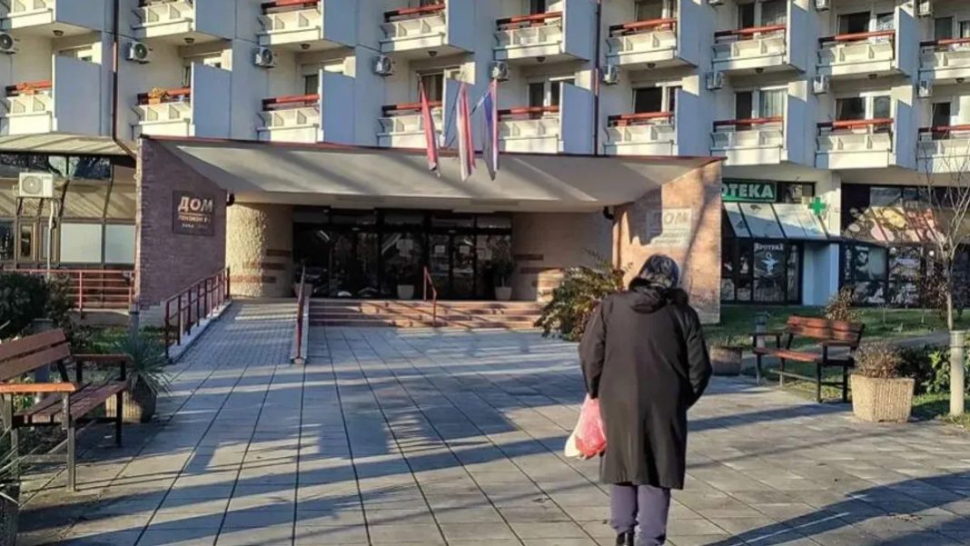 Užas u BiH: Štićenik Doma penzionera skočio sa drugog sprata i ostao na mjestu mrtav - featured image