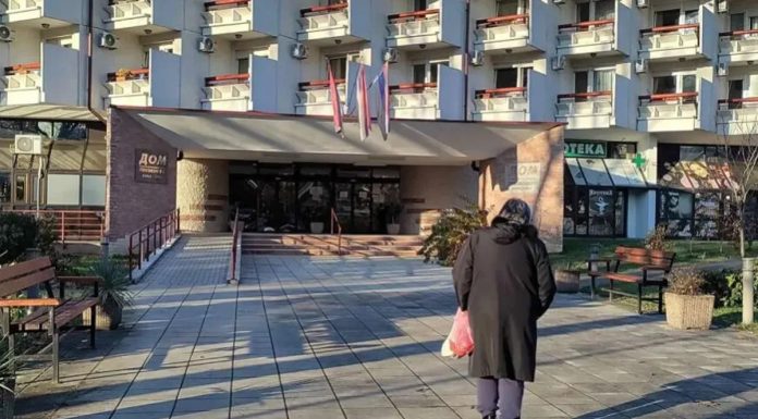 Užas u BiH: Štićenik Doma penzionera skočio sa drugog sprata i ostao na mjestu mrtav Užas u BiH: Štićenik Doma penzionera skočio sa drugog sprata i ostao na mjestu mrtav - featured image