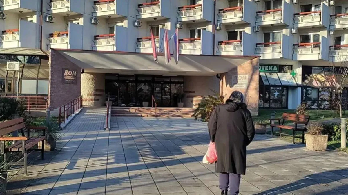 Užas u BiH: Štićenik Doma penzionera skočio sa drugog sprata i ostao na mjestu mrtav - featured image