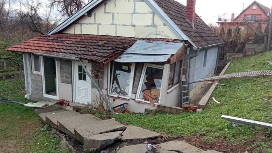 Dok je sjedio na kauču, komšija im automobilom 'sletio' na kuću: Mladić tek položio vozački - featured image Dok je sjedio na kauču, komšija im automobilom 'sletio' na kuću: Mladić tek položio vozački - featured image