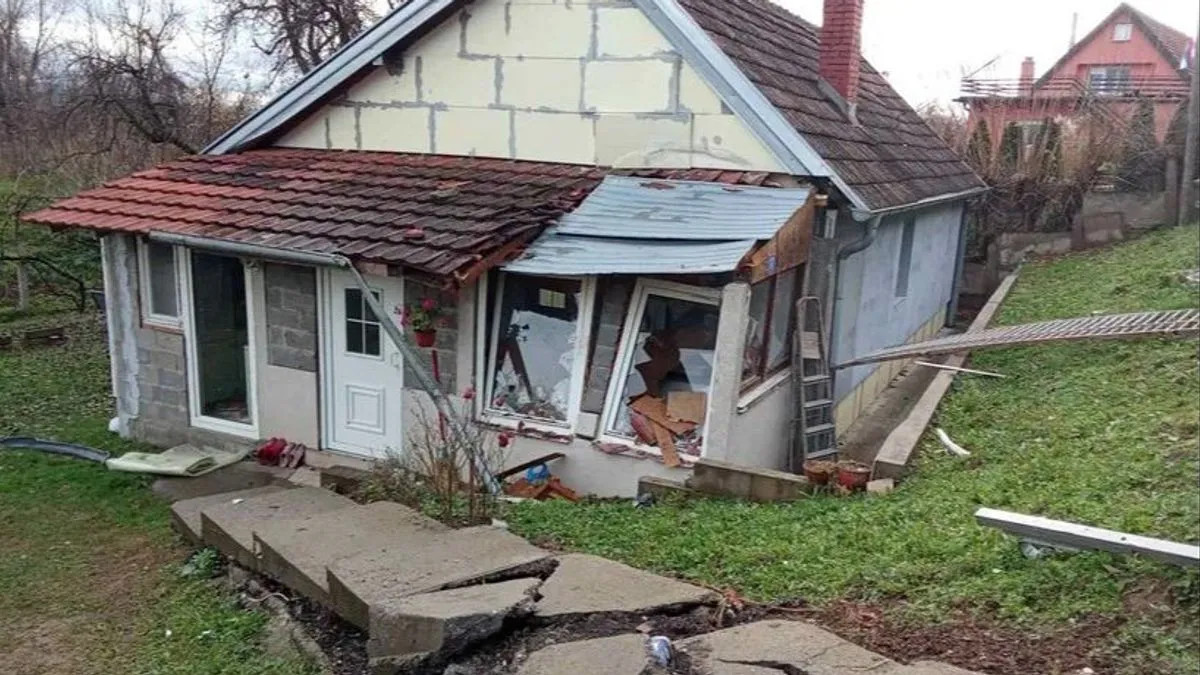 Dok je sjedio na kauču, komšija im automobilom 'sletio' na kuću: Mladić tek položio vozački - featured image Dok je sjedio na kauču, komšija im automobilom 'sletio' na kuću: Mladić tek položio vozački - featured image