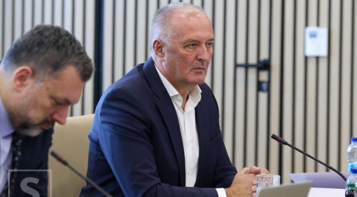 Zukan Helez o Dodiku i SNSD-u nakon odluke CIK-a: “Još jedan dokaz da su obične seoske varalice” Zukan Helez o Dodiku i SNSD-u nakon odluke CIK-a: "Još jedan dokaz da su obične seoske varalice" - featured image