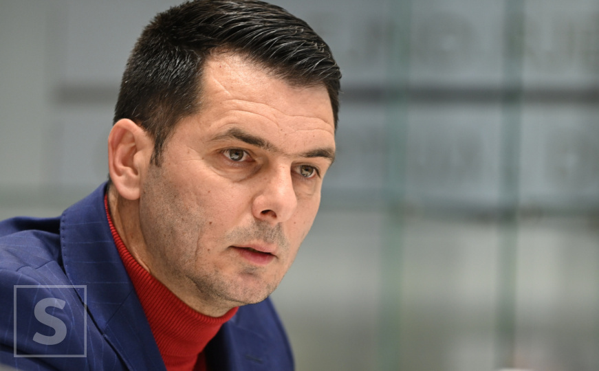 Emir Spahić otklonio dilemu da li će Anel Ahmedhodžić igrati za Zmajeve u baražu - featured image Emir Spahić otklonio dilemu da li će Anel Ahmedhodžić igrati za Zmajeve u baražu - featured image