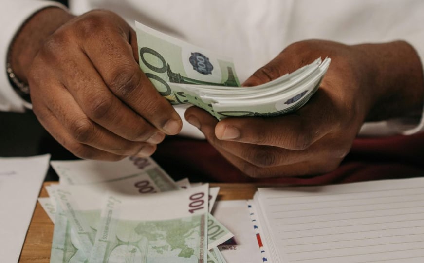 Nevjerovatan slučaj u Njemačkoj: Za 11 dana rada, dobivat će plaću od 17.300 KM još osam godina - featured image Nevjerovatan slučaj u Njemačkoj: Za 11 dana rada, dobivat će plaću od 17.300 KM još osam godina - featured image